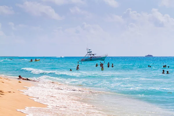 Touristes sur la plage de la mer des Caraïbes du Mexique — Photo