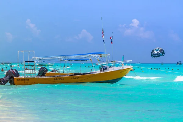 Gele speedboot op het strand van Playacar op Caribische zee — Stockfoto