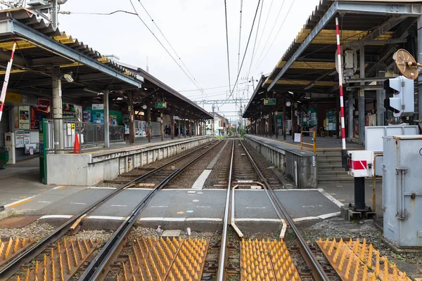 Plataforma de estações ferroviárias em Kamakura, Japão — Fotografia de Stock