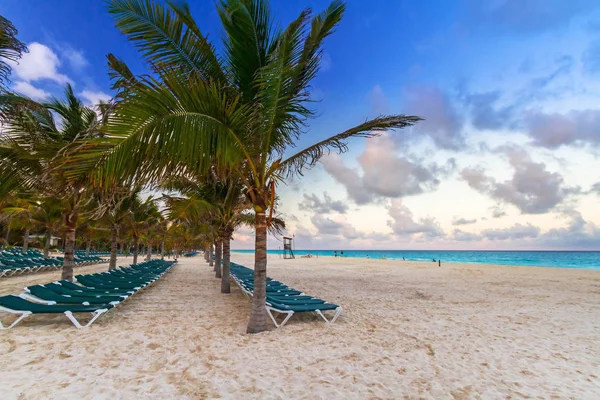 Sonnenaufgang am Strand von playa del carmen — Stockfoto