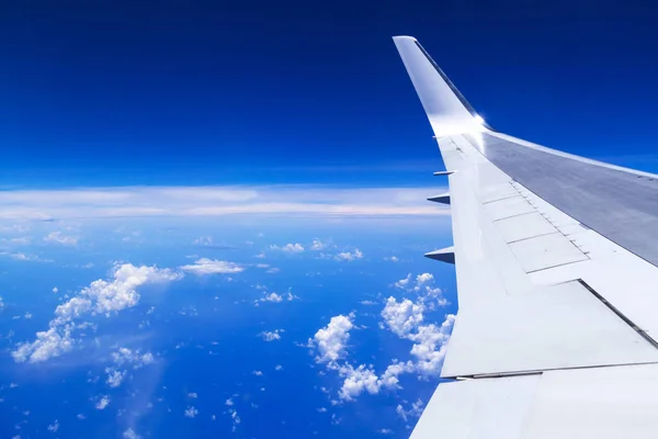 Вид крыла самолета с воздуха — стоковое фото
