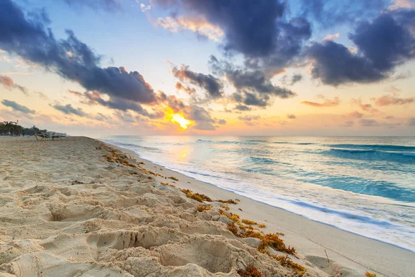 Nascer do sol na praia de Playa del Carmen — Fotografia de Stock
