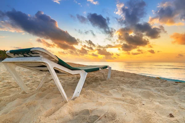 Lever de soleil sur la plage de Playa del Carmen — Photo