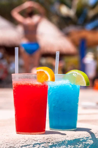 Bebidas tropicais na piscina — Fotografia de Stock