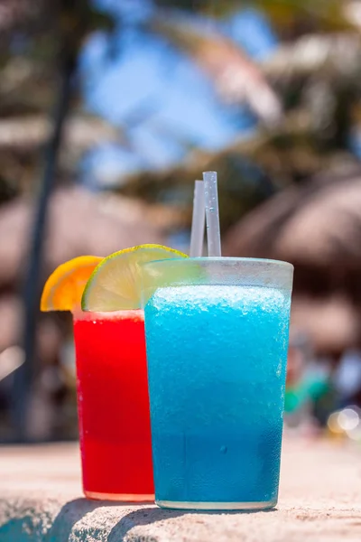 Bebidas tropicais na piscina — Fotografia de Stock