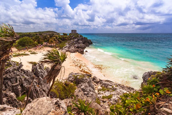 Карибский пляж на скале в Тулуме — стоковое фото