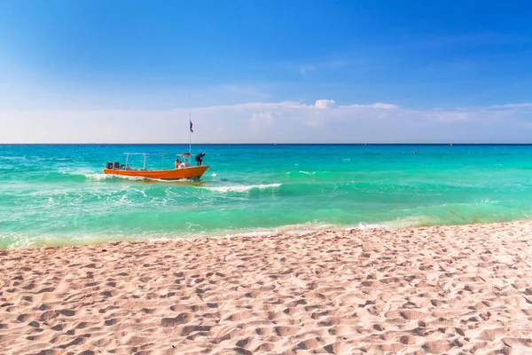 Praia no mar do Caribe em Playa del Carmen — Fotografia de Stock