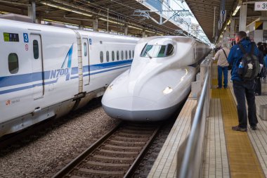o Shinkansen tren tren istasyonu Kyoto, Japonya için gelen