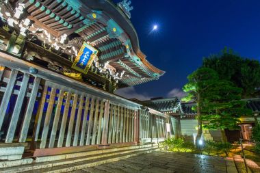 Kyoto Budist Otani Hombyo tapınağında gece, Japonya