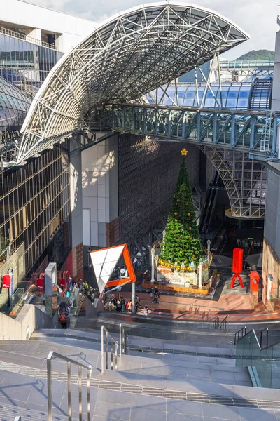 Сучасна архітектура головного залізничного вокзалу в Кіото, Японія — стокове фото