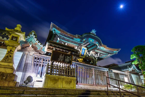 Boeddhistische Otani Hombyo tempel in Kyoto bij nacht, Japan — Stockfoto