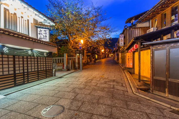 Japanse oude stad in Higashiyama District van Kyoto nachts, Japan. — Stockfoto