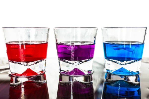 Красочные коктейли в бокалах — стоковое фото