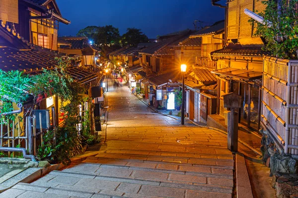 Ciudad vieja japonesa en el distrito Higashiyama de Kyoto — Foto de Stock