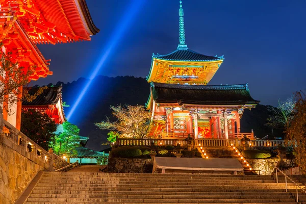 Poort naar de Kiyomizu-Dera boeddhistische tempel in Kyoto — Stockfoto