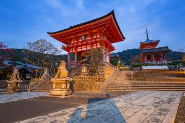 Kapı Kyoto Kiyomizu-Dera Tapınağı şafakta, Japonya