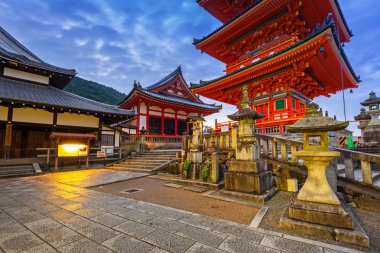  Şafakta, Japonya Kyoto Kiyomizu-Dera Budist tapınağı