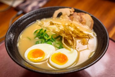 Japon ramen çorba, yumurta 