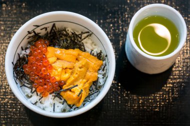 Somon Karaca ve urchin yumurta Japon çanak