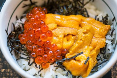 Somon Karaca ve urchin yumurta Japon çanak
