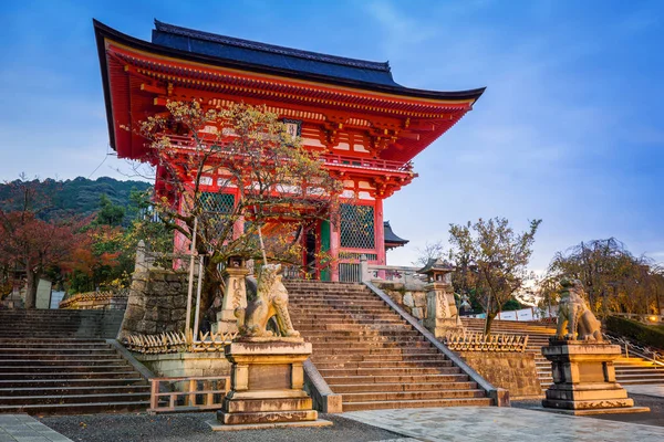 Gate to the Kiyomizu-Dera temple in Kyoto at dawn, Japan — Stock Photo, Image