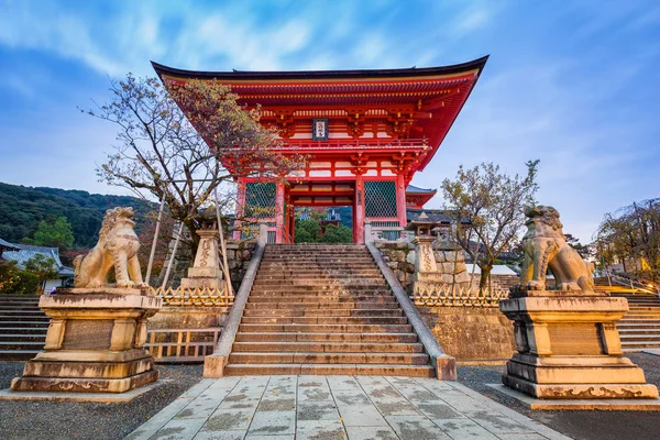 Brána do chrámu Kiyomizu-Dera v Kjótu za úsvitu, Japonsko — Stock fotografie