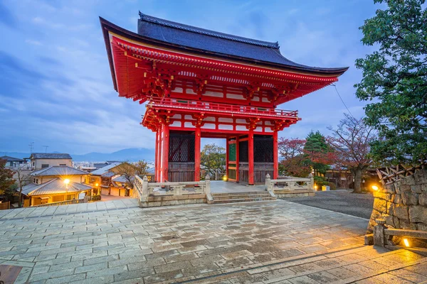 Ворота Kiyomizu-Dera Temple в Кіото на світанку, Японія — стокове фото