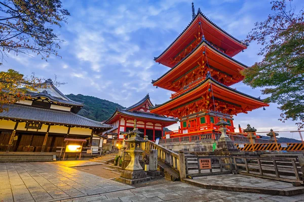 Kiyomizu-Dera buddhistický chrám v Kjótu za úsvitu, Japonsko — Stock fotografie