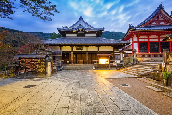 Templo budista Kiyomizu-Dera en Kyoto al amanecer, Japón — Foto de Stock