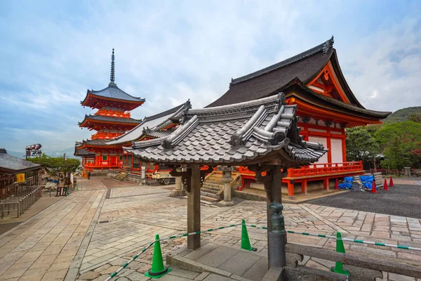 Arquitectura del templo budista Kiyomizu-Dera en Kyoto, Japón — Foto de Stock