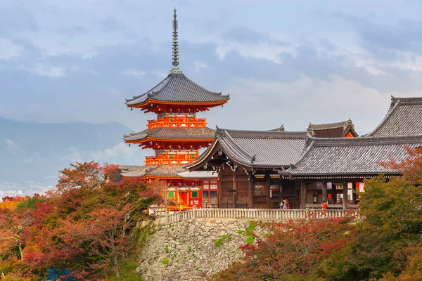 Arquitectura del templo budista Kiyomizu-Dera en Kyoto, Japón — Foto de Stock