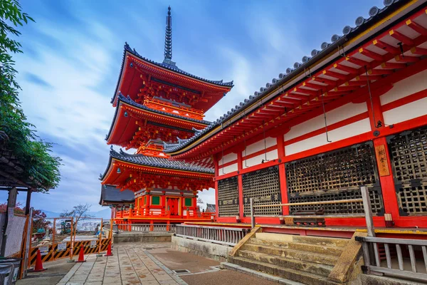 Kiyomizu-Dera buddhistický chrám v Kjótu za úsvitu, Japonsko — Stock fotografie