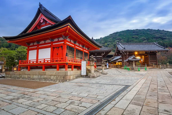 Kiyomizu-Dera boeddhistische tempel in Kyoto bij dageraad, Japan — Stockfoto