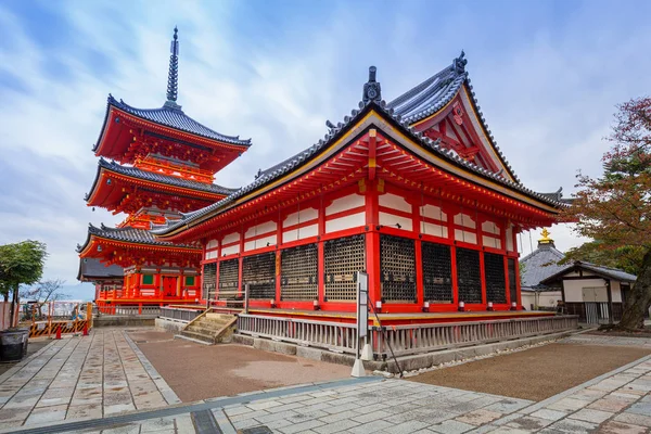 Templo budista Kiyomizu-Dera en Kyoto al amanecer, Japón — Foto de Stock