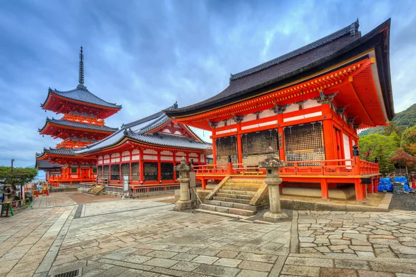Templo budista Kiyomizu-Dera en Kyoto al amanecer, Japón — Foto de Stock