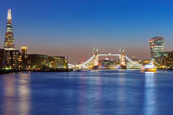 Tower Bridge e paesaggio urbano di Londra — Foto Stock