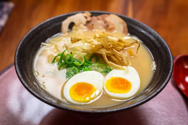 Sopa de ramen japonés con huevos — Foto de Stock