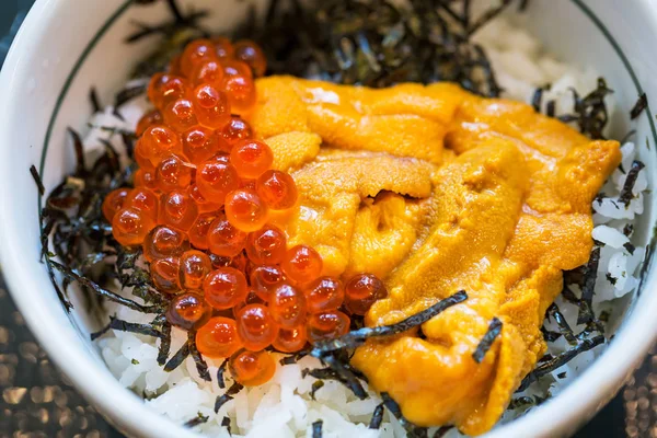 Piatto giapponese di uova di salmone e uova di riccio — Foto Stock