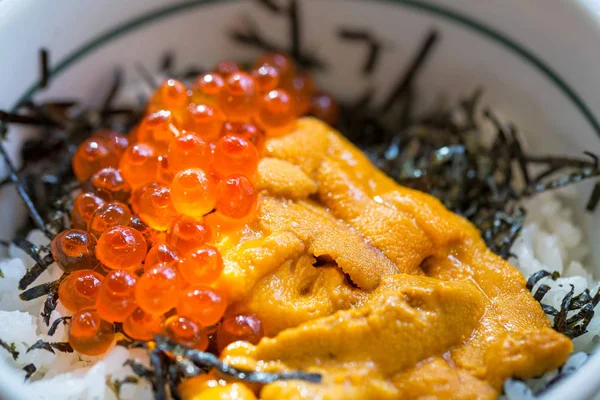Piatto giapponese di uova di salmone e uova di riccio — Foto Stock