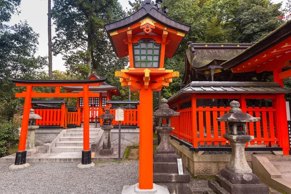 Des milliers de portes torii dans le sanctuaire Fushimi Inari Taisha, Kyoto — Photo