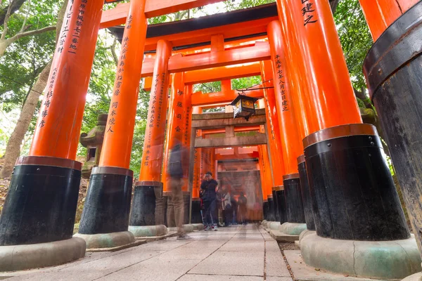 Tisíce bran torii v Fushimi Inari Taisha svatyně, Kjóto — Stock fotografie