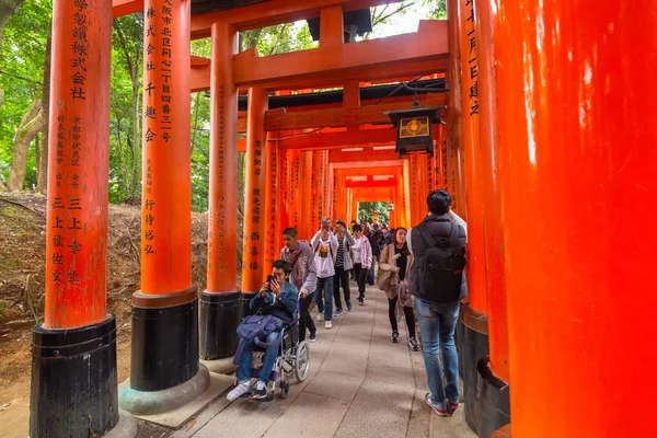 Duizenden torii poorten in de Fushimi Inari Taisha schrijn, Kyoto — Stockfoto