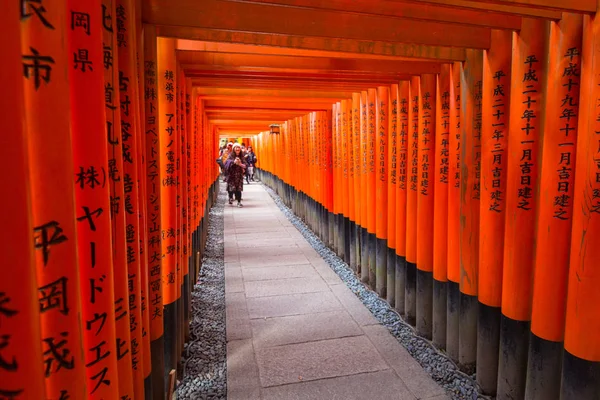 A torii kapuk a Fushimi Inari szentély Abelar, Kyoto, több ezer — Stock Fotó