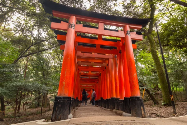 Thousands of torii gates in the Fushimi Inari Taisha Shrine, Kyoto — Stock Photo, Image