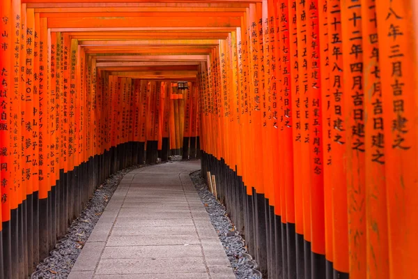 Milhares de portões torii no Santuário Fushimi Inari Taisha, Quioto — Fotografia de Stock