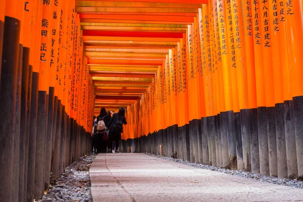 Migliaia di porte torii nel Santuario di Fushimi Inari Taisha, Kyoto — Foto Stock