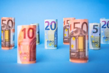 Euro banknot mavi zemin üzerine