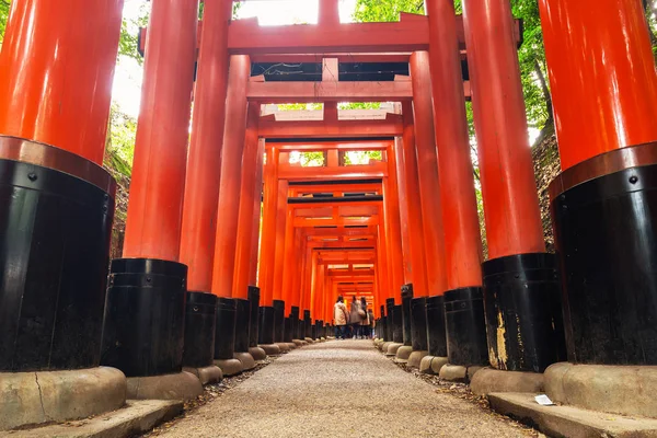 Duizenden torii gates bij Fushimi Inari schrijn — Stockfoto