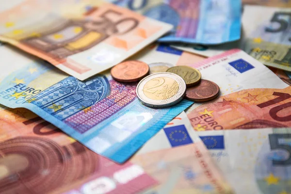 Банкноты и монеты евро — стоковое фото