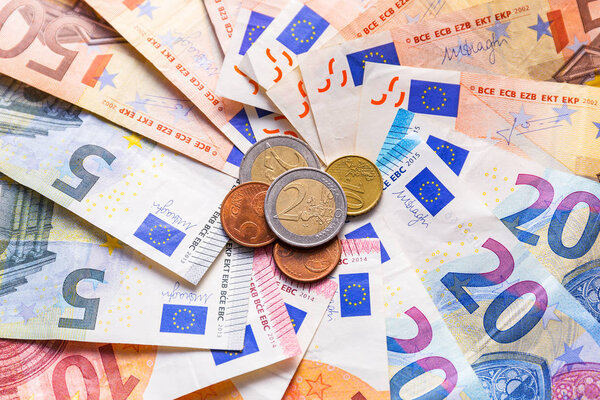 банкноты и монеты евро